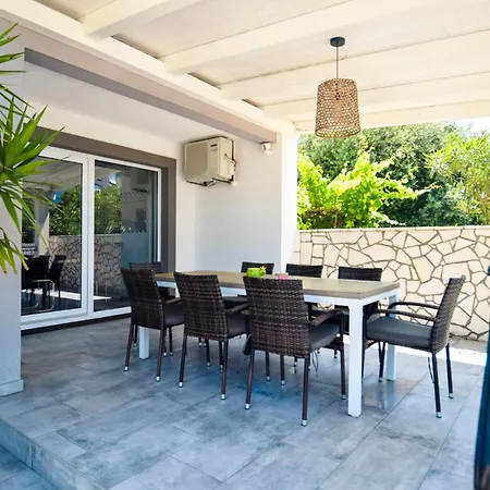 Holiday Home Banjole Vila *